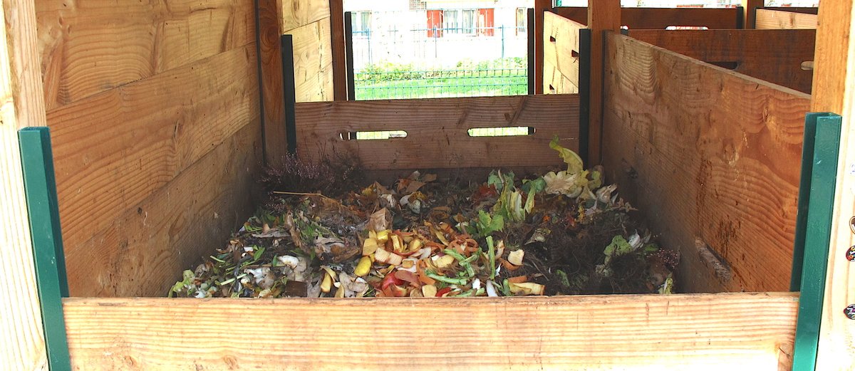 Paris's tweet photo. 1,2 tonne de déchets organiques compostés chaque mois grâce au composteur collectif de l'association @Compost13 ♻

👉 https://t.co/09BEvPKf2u https://t.co/FJ2nZaHhKn