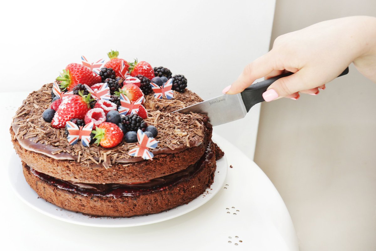 hdfoodsolutions's tweet photo. Our H&amp;D pic of a cake fit for royalty from @nibsysgf 's Ellie Walker. Blog here https://t.co/fk93Ow6otE #rdguk #readingindies https://t.co/C4qkaZGCiS