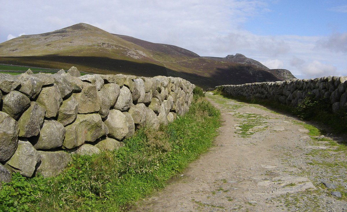  #DYK the Mournes are the highest mountains in N  #Ireland?! Made up of 12 mountains & 15 peaks! People say they are the inspiration behind Belfast born C S Lewis' Narnia!  @theirelandguide  @nmdcouncil  @MagicalEurope  #TheChroniclesOfNarnia  #NI  #Mournes  #Narnia  #CSLewis