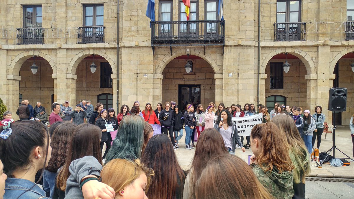 TaniaGonzalezPs's tweet photo. En la concentración de @LeonasVioletas contra la sentencia de #LaManada. El movimiento estudiantil se tiñe de morado, son la esperanza y el futuro, el país que viene, el Avilés que viene es #Feminista. 🙌
#NosotrasSomosLaManada 
#YoSíTeCreo https://t.co/uqk1TWAu85