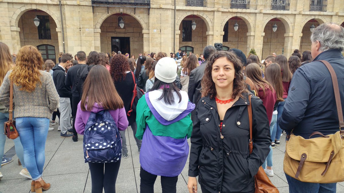 En la concentración de <a href="/LeonasVioletas/">Leonas Violetas</a> contra la sentencia de #LaManada. El movimiento estudiantil se tiñe de morado, son la esperanza y el futuro, el país que viene, el Avilés que viene es #Feminista. 🙌
#NosotrasSomosLaManada 
#YoSíTeCreo