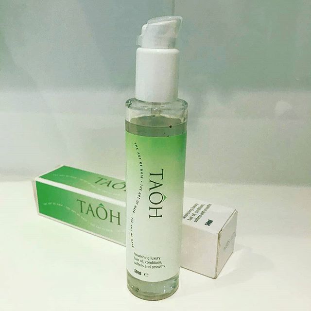 marcantonihair's tweet photo. *REPOSTED* from INSTAGRAM @siantmiller -  I absolutely #lovethis #hairproduct from the fabulous @marcantonihair #taohhair #theartofhair @taohhair #luxuryhairoil #itsreallygood #itssogood #hair #hairdressing #hairdresser #filmhair #filmhairdresser #kitessentials #filming https://t.co/b2nsN6IOlB