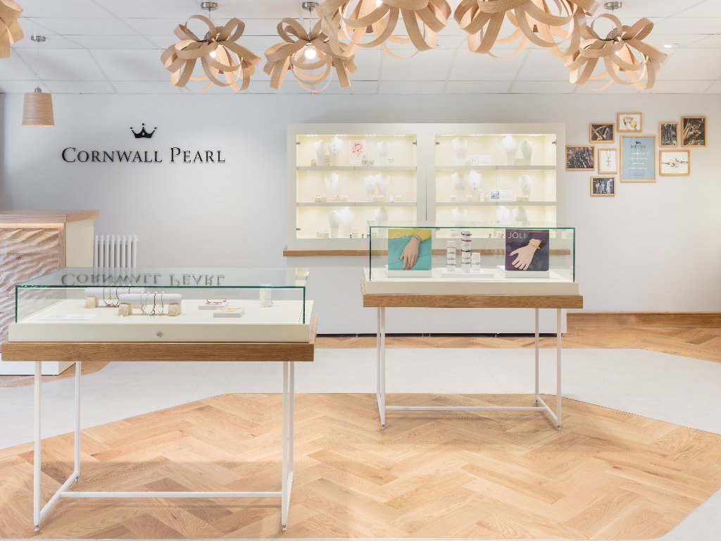 TreConceptsLtd's tweet photo. A fine example of parquet oak and its versatility for design within a retail space. A challenging installation - herringbone with aluminium edged areas - special credit to the skills of our craftsmen Ali &amp; John.
Design: https://t.co/XYg9m51fhN
Photography: https://t.co/DDSMhiaFID https://t.co/KfllwOHtuq