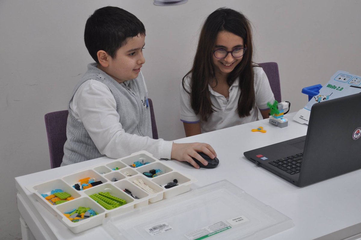 RobotAkademisi's tweet photo. İlkokul öğrencilerine yönelik Lego ile Robotik Tasarım ve Kodlama eğitimleri devam ediyor..

#öğrenirsemyaparım

#lego #robotik #wedo #kodlama #tasarım #robotakademi https://t.co/WPsGX8akaU