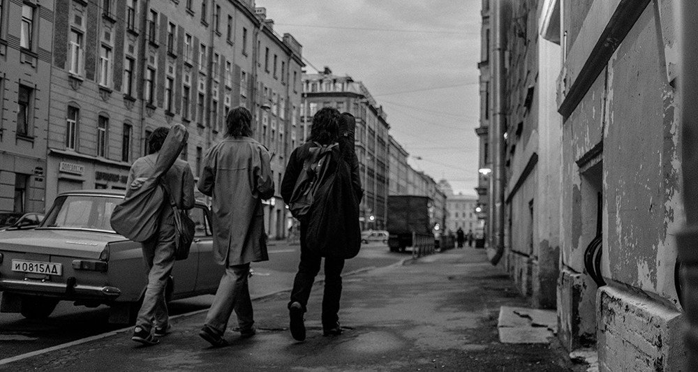 Ocramestula's tweet photo. Sur #Leto de Serebrennikov vous pleurerez des larmes en noir et blanc car ce grand film est une pépite sur le rock russe et sur le désir de vivre; car vous sentirez de nouveau l'instant précis d'un baiser interdit qu'on avait désiré depuis si longtemps #CinÉcole2018 @DAAC_nice https://t.co/5qwKHnUvAY