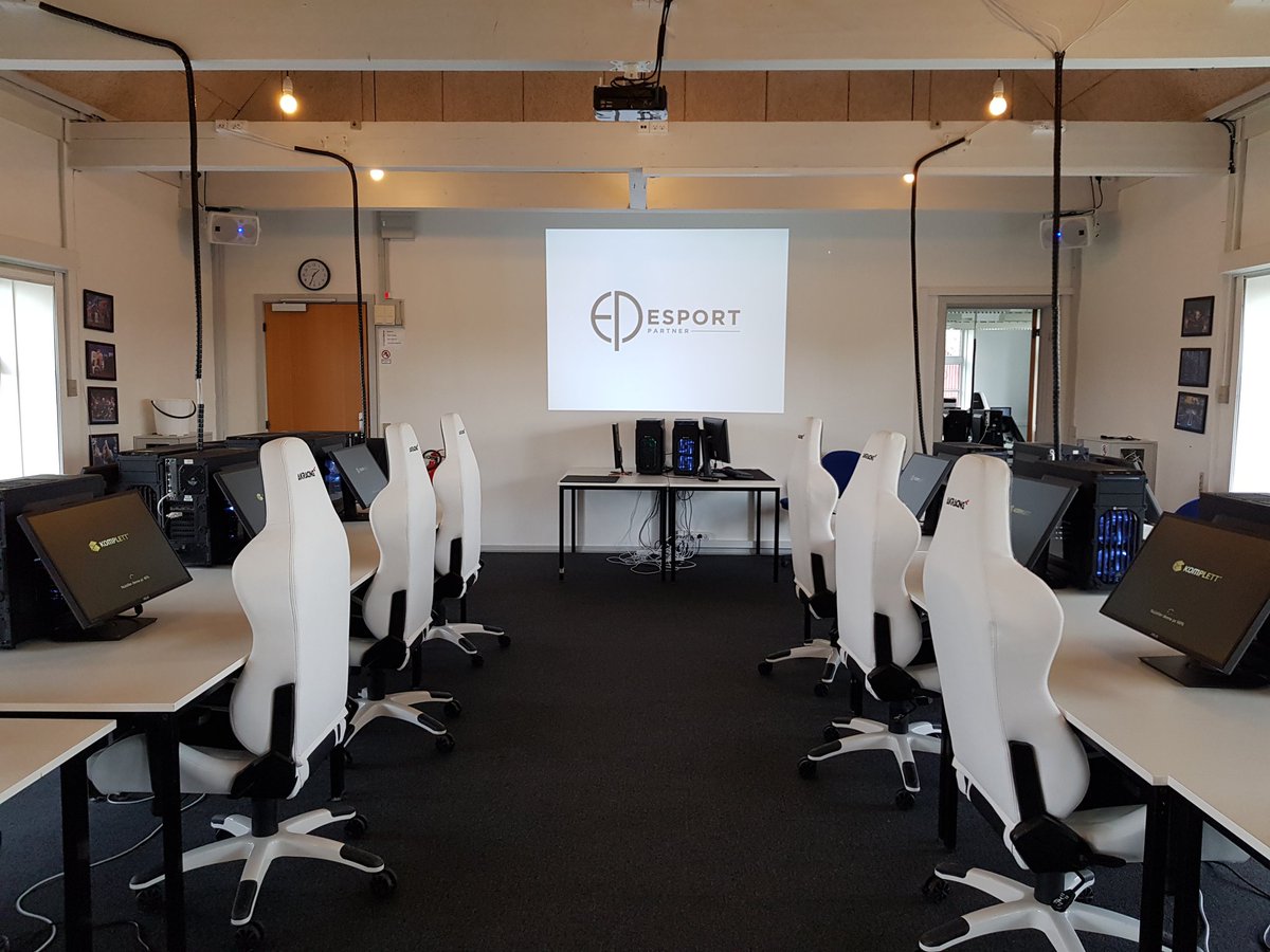 I morgen starter vores næste CS:GO trænerkursus. Det holdbaserede kursus med fokus på standarder og executes.

Tak til <a href="/eAcademyHoejer/">E-sportacademy Højer</a> for lån af lokaler!
