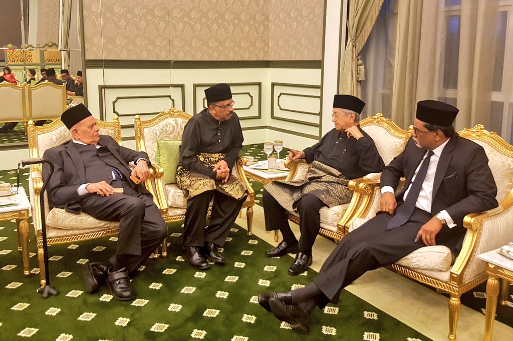 DrAliHamsa's tweet image. Suasana sebelum Istiadat mengangkat sumpah jawatan Perdana Menteri yang dijangka diadakan 9.30 malam ini. 

@chedetofficial