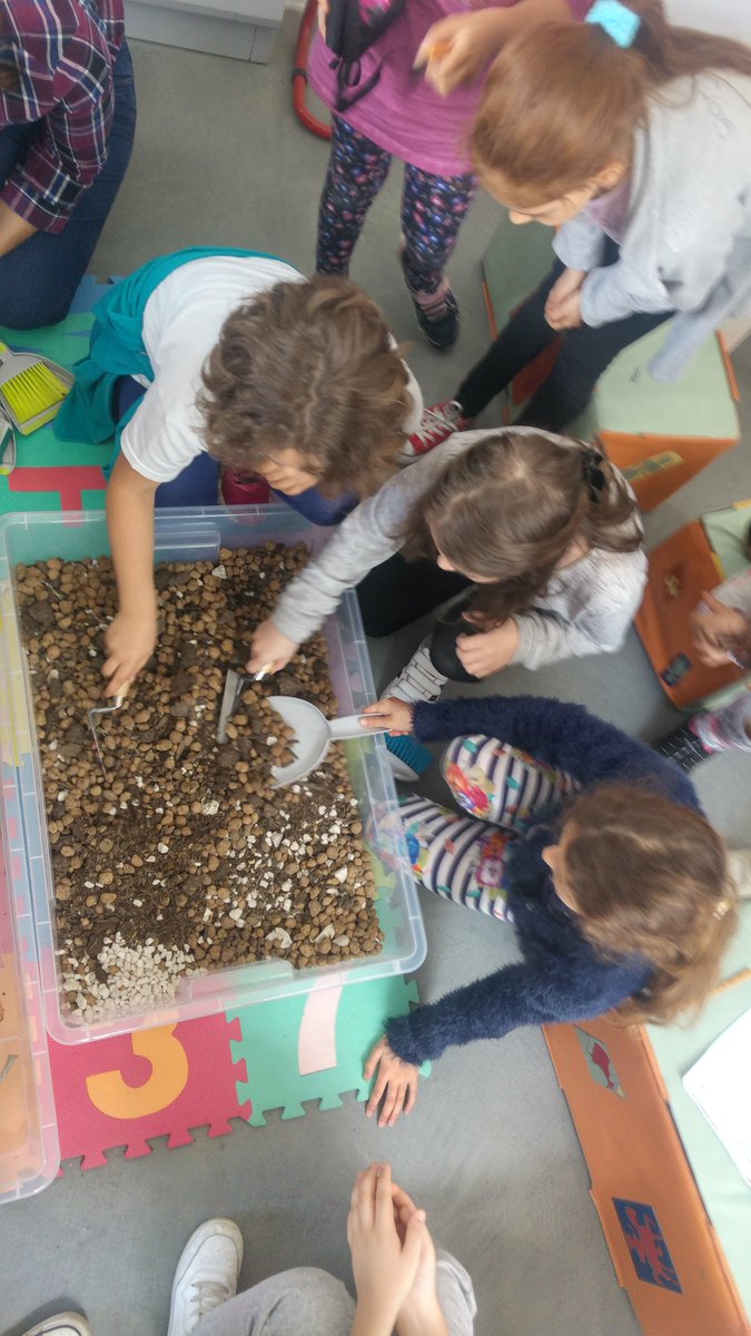 DidaMuNDA's tweet photo. Oggi piccoli #archeologi al lavoro al @MuNDAMuseo! Eccezionali!😁🤠🤠🤠
#abruzzo #10Maggio #museo #KidsCreativeLab #Kids #archeologia
@didatticando @MuseoArcheoCa @Archeokids @museiincomune @YourAbruzzo @MuseoArcheoSA @ArcheoLogica https://t.co/wh3TE9UX2U