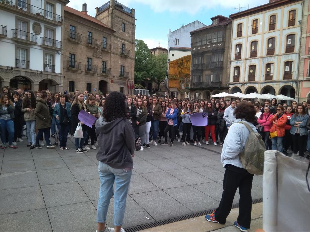 LeonasVioletas's tweet photo. Increíble la participación en la concentración de hoy en #Avilés #YoSiTeCreo #LeonasVioletas 
Juntas tenemos más fuerza que nunca, esto acaba de empezar 📣 https://t.co/5NxrEEGOA4