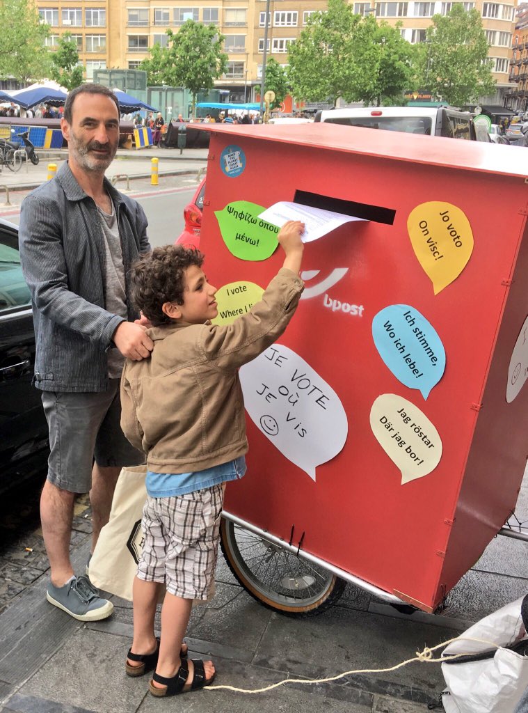 ecoloxl's tweet photo. Because it isn’t anymore an option to have only 1 on 10 of 35.000 non🇧🇪ixelles residents registered on elector’s lists🗳

The Commune is not doing enough for democracy😍 so @ecoloxl @GroenElsene are helping Ixelles people to become citizens!

Dozens registered this morning!🤩 https://t.co/Cc2pCXzfH5