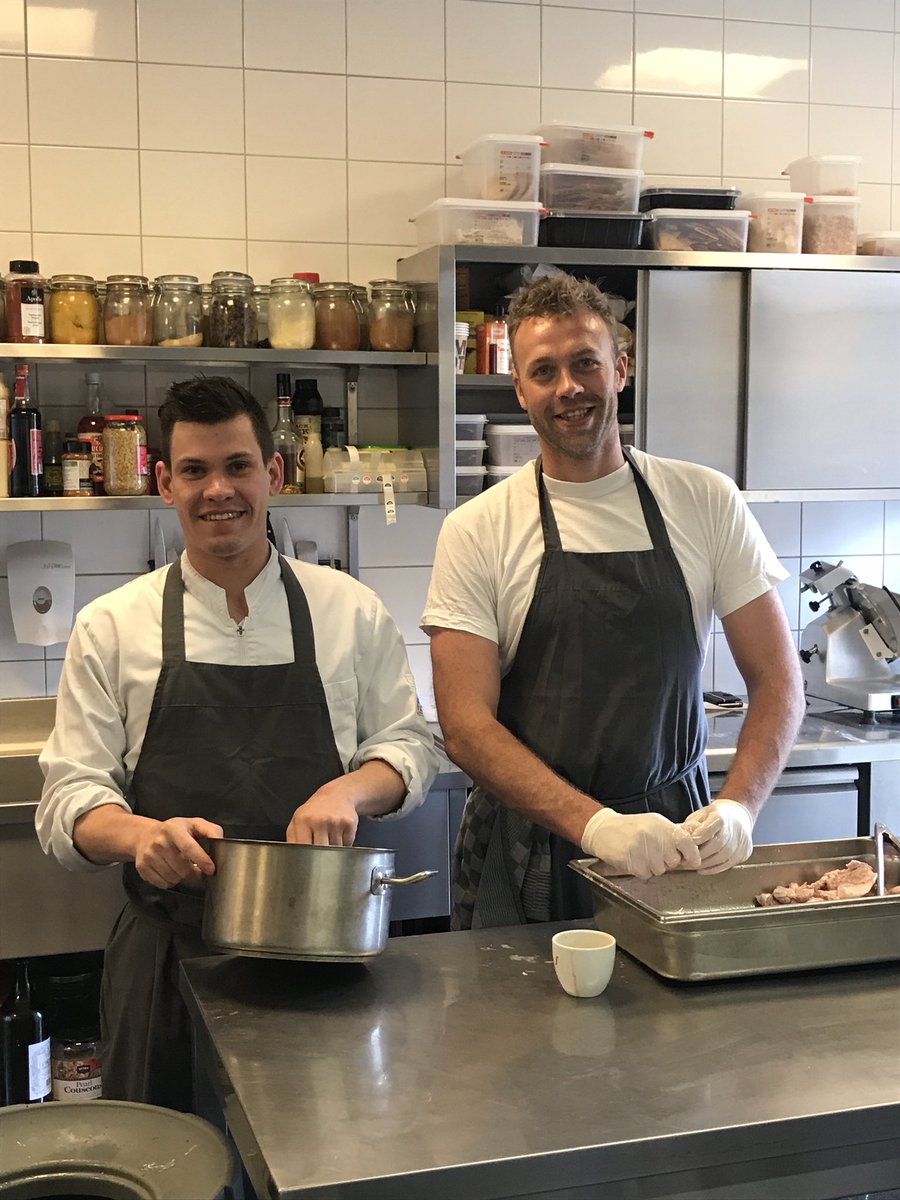 Geen zin om te koken vandaag? Wij wel! Vandaag zijn wij gewoon geopend en hebben nog enkele tafels beschikbaar! Bel nu: 035-6315412
www. chefaandewerf.nl