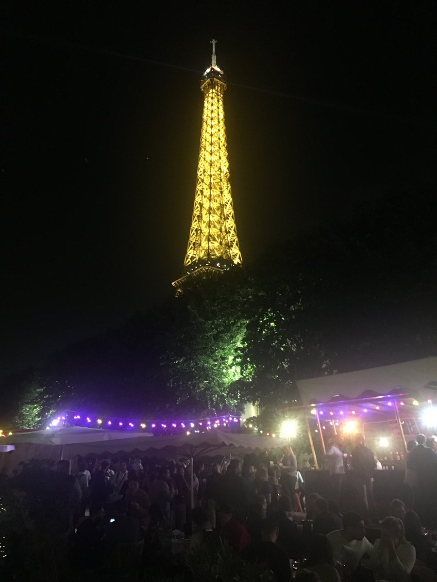 Ouverture hier soir de la terrasse du Bal de la Marine au pied de la Tour Eiffel sur les berges piétonnes de la Seine... A découvrir ! #LesNuitsParis