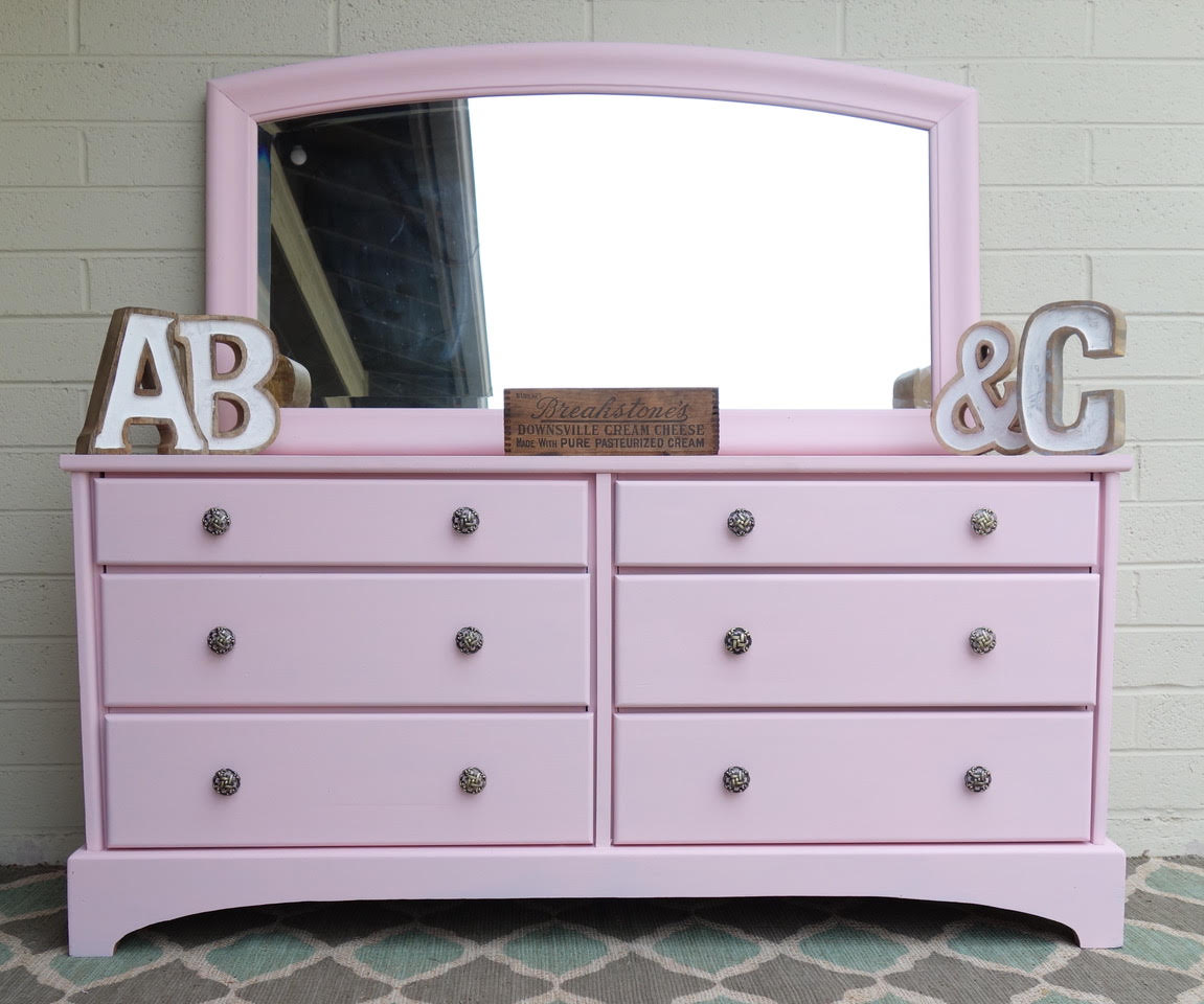 dixiebellepaint's tweet photo. This lovely dresser and mirror for a little girl's room got a makeover with #DixieBellePaint in Soft Pink! (📸🎨 Vintage Statements) Watch here: https://t.co/wuo5InlbMP https://t.co/RJxHJhfSAd
