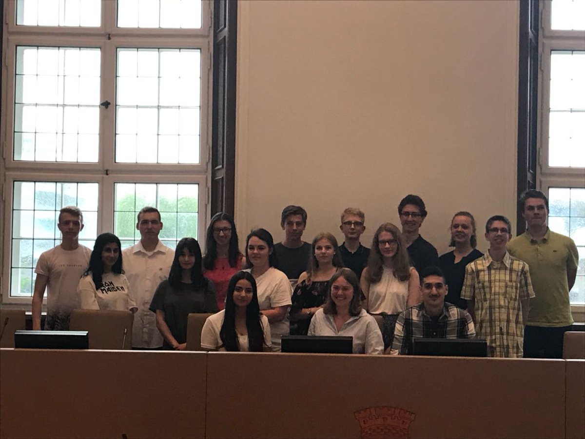 JSR_MH's tweet photo. Wir, der am 14. März 2018 gewählte 6. Jugendstadtrat, haben gestern anlässlich unserer ersten Sitzung Klara aus der Fünten zu unserer Vorsitzenden gewählt. Zur ersten Stellvertreterin wählten wir Badia El-Alti, zum zweiten Stellvertreter Mohammed Haimami.
Herzlichen Glückwunsch🎉 https://t.co/3lczSJBanj