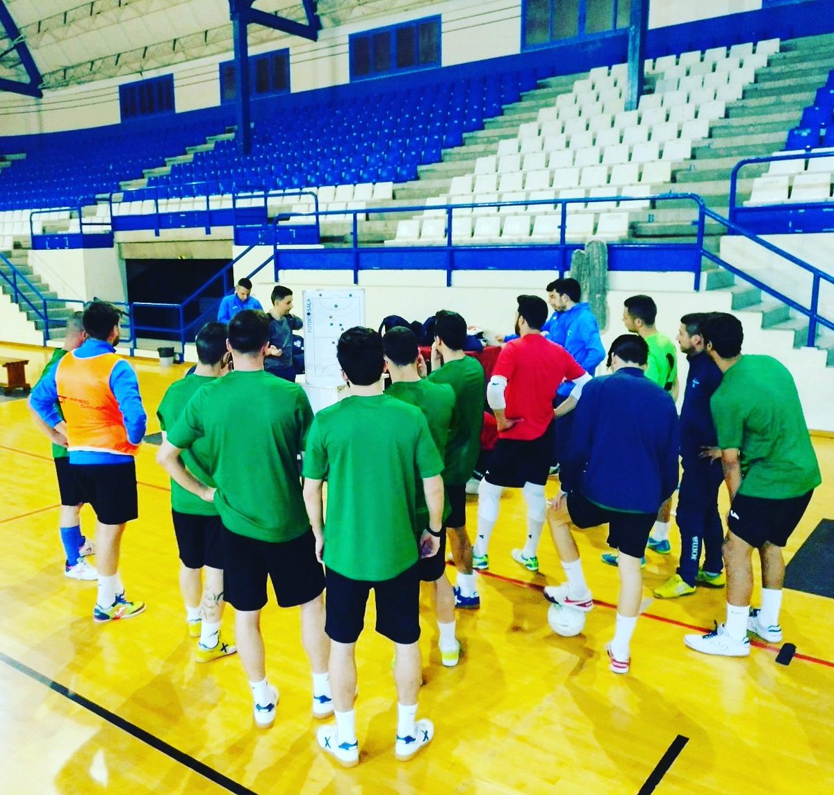 AlziraFS's tweet image. Aquesta vesprada, última sesió de cara al partit del dissabte. Ens enfrentarem amb @alborayafs, en El Palau 💪

#EssènciaAlzira
#3finals