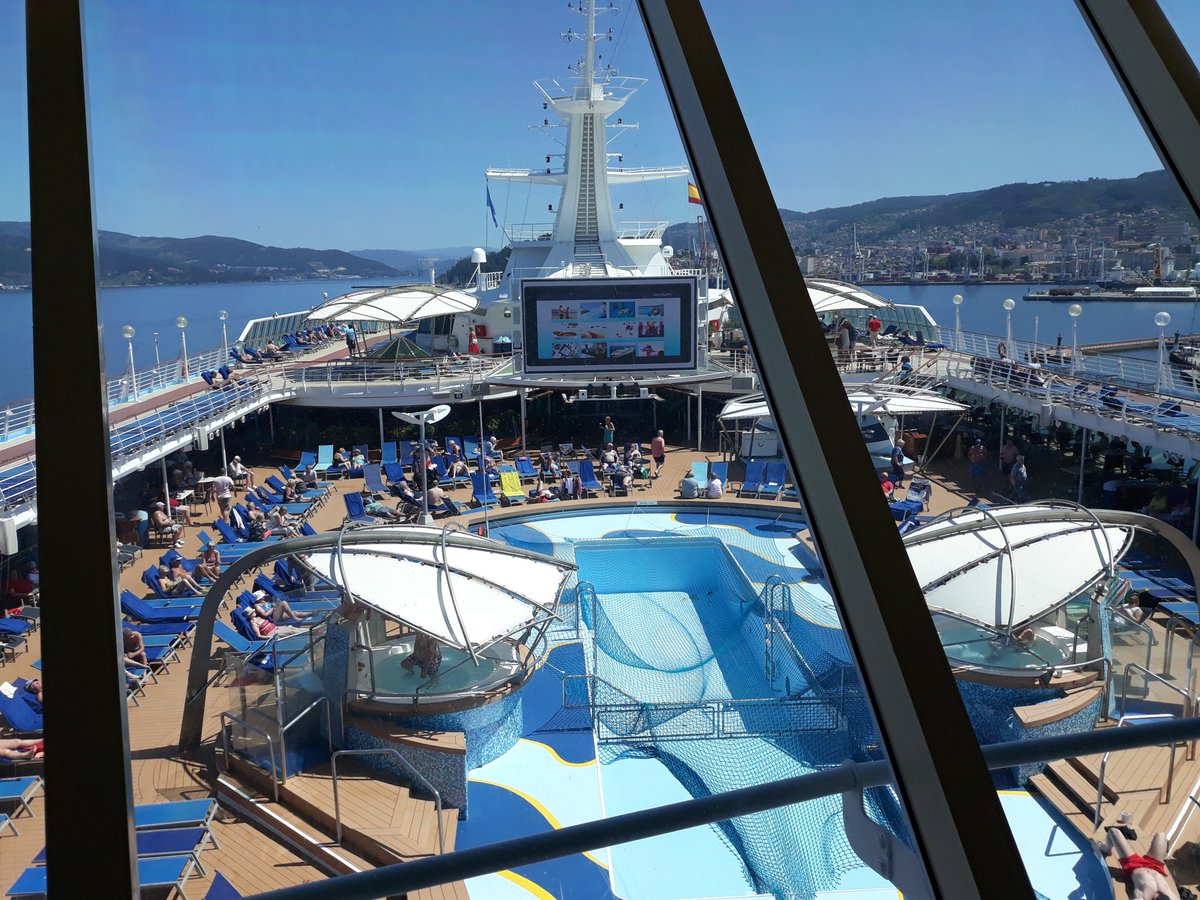 VigoCB's tweet photo. Las calles del centro de #Vigo están esta semana repletas de cruceristas y los comercios lo notan en sus ventas. Hoy, escala inaugural del Marella Discovery #Turismo ⛴️https://t.co/EXydrj0ZDu https://t.co/Uw5HItOonH