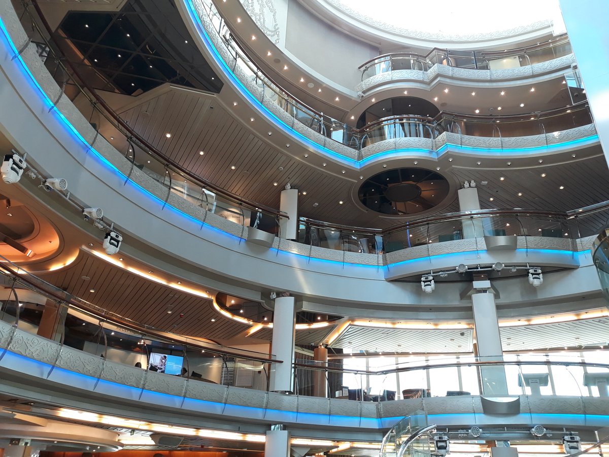 VigoCB's tweet photo. Las calles del centro de #Vigo están esta semana repletas de cruceristas y los comercios lo notan en sus ventas. Hoy, escala inaugural del Marella Discovery #Turismo ⛴️https://t.co/EXydrj0ZDu https://t.co/Uw5HItOonH