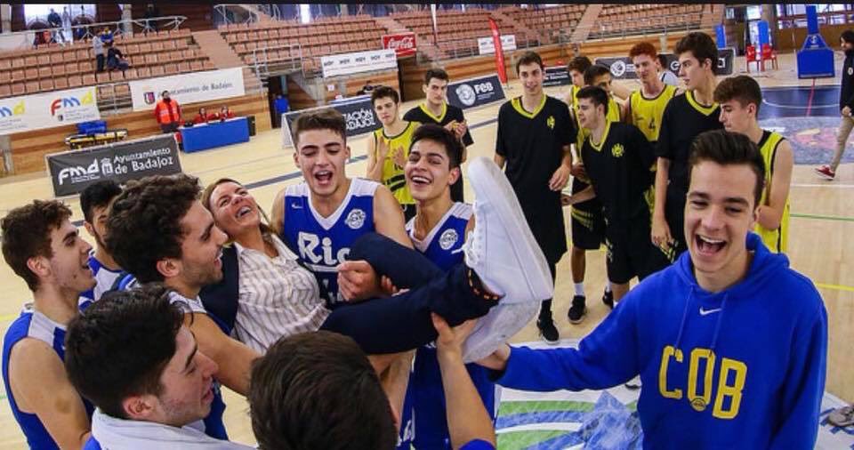 CampusPontvedra's tweet photo. Cuando tus jugadores te agradecen tu dedicación, esfuerzo y paciencia durante la temporada y han crecido como deportistas y sobre todo, como personas, suelen pasar estas cosas. Grande Raquel! #StaffTop #CampusBaloncestoPontevedra https://t.co/qgFWM5jWvs