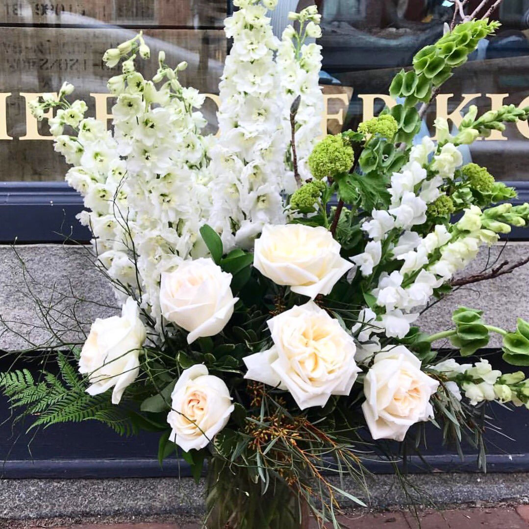Beautiful blooms from <a href="/flowerkiosk/">Flowerkiosk</a> makes for a great start to the day! (Even if it’s just a photo;).

#portsmouthnh #portsmouthlove