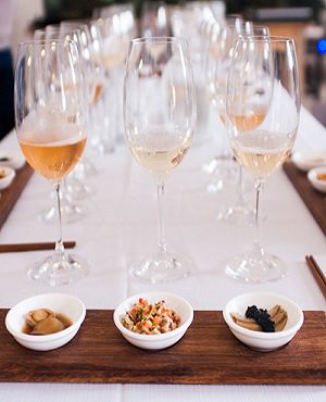 HermanusFynArts's tweet photo. #Alert We have only 1 more ticket for the Abalone, Bubbly and champagne air with @HeartOfAbalone and @bosmanwines. Enjoy an abalone and Bosman's Cape Classique pairing on the oldest and largest abalone farm in SA.
Tickets - @webticketsSA or @HermanusTourism https://t.co/dyWQhyvMOW