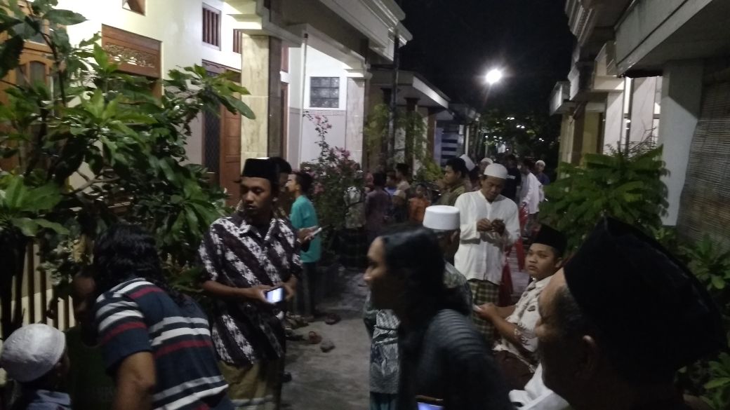 NUgarislucu's tweet photo. Gus Mift: Kiai Sholeh Qosim nembe kapundut. Masih menunggu verifikasi dokter. Pendungane

Gus Mift: Sholat maghrib sujud tidak bangun. Tasbih masih di tangan. Pendungane

WA dari Cucu Beliau, Gus Miftah 
😢 https://t.co/3ZjnHsjlBn