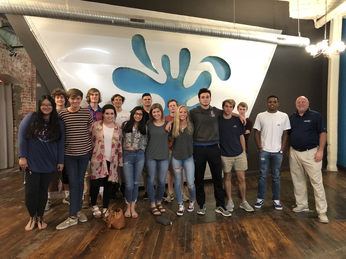LexTechCenter's tweet photo. Mike Thompson with Splash Omnimedia hosted Mrs. Dunovant’s advertising class during a field study.  The students toured the office and heard from the advertising professionals on staff. @LexingtonOne @GLittle_Lex1 https://t.co/jHJBmUXHi9