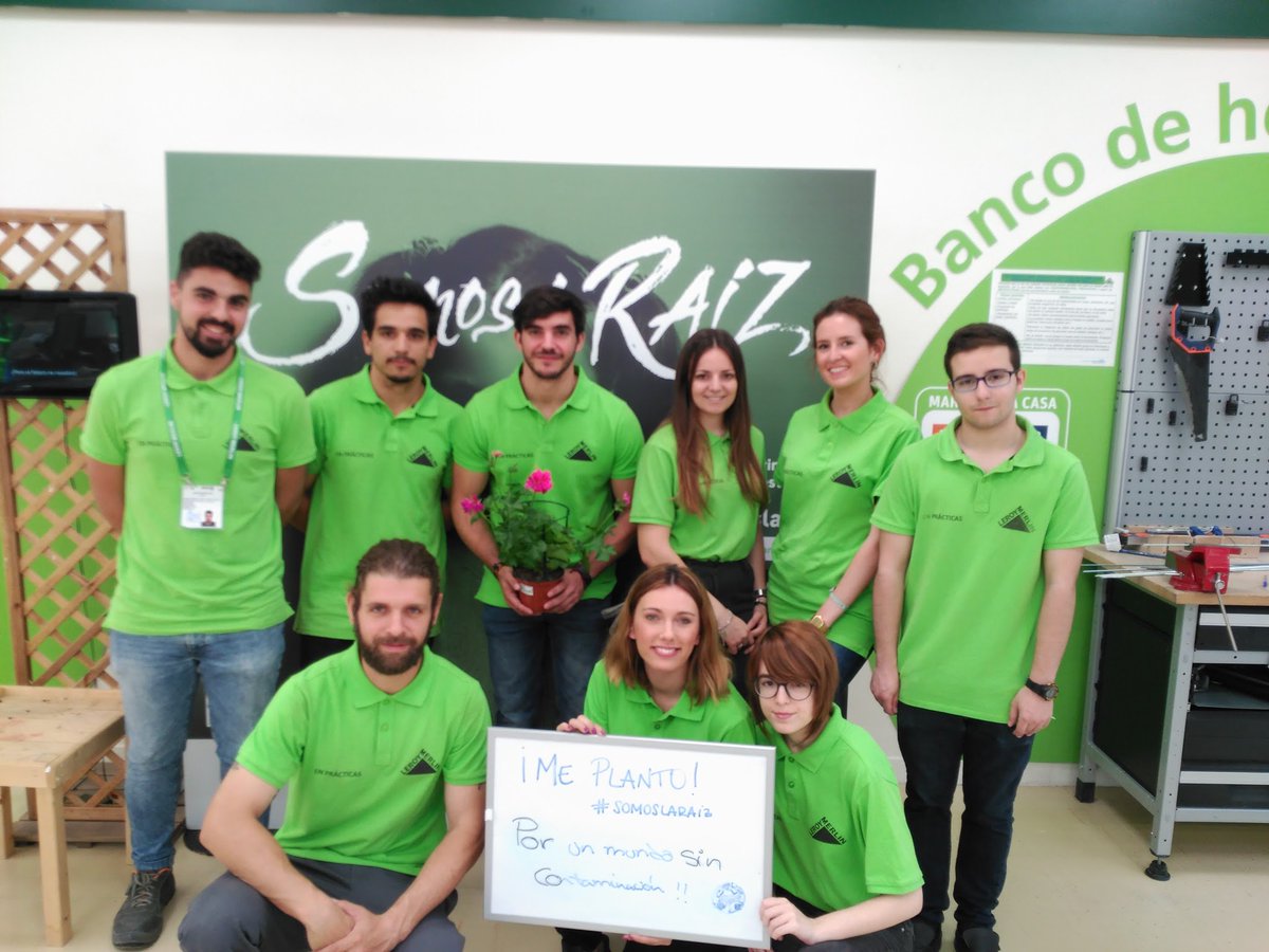 Menchita_87's tweet photo. En Leroy Merlín Sevilla Alcalá nuestros becarios se plantan por un mundo sin contaminación #SomosLaRaíz https://t.co/H00PBil2Hq
