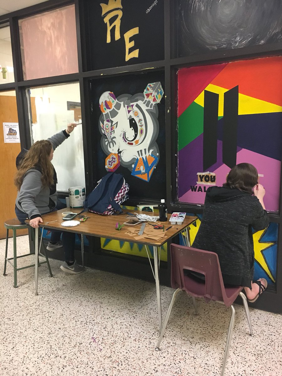 Lcb3Ddesign's tweet photo. Independent study artists are leaving their mark in the 300 hallway! @lcbirdprincipal https://t.co/AWtT5PVQ2P