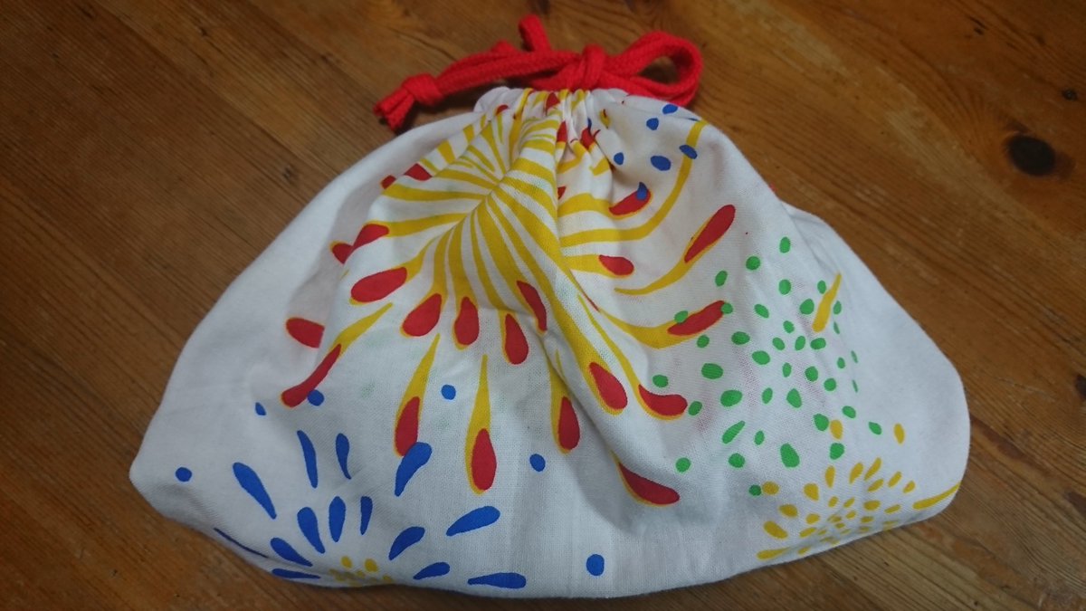 出前一丁 バッハー 100均の手ぬぐいを切らずに巾着にする縫い方を編み出したので 柄が可愛くてなんとなく買っちゃうけど使って ない人はたわむれに作ってみてくれよな 小学校の家庭科レベルです