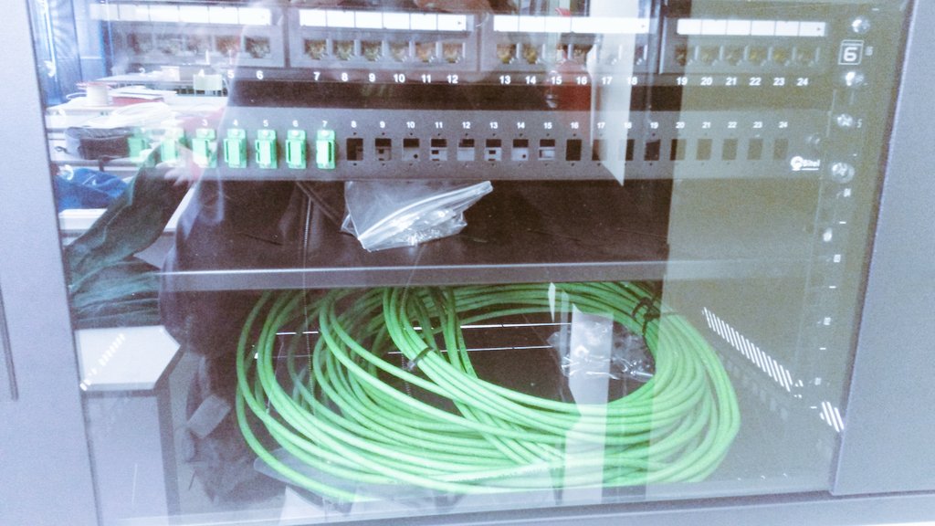 Dennis_Blanco98's tweet image. Día de #CableadoEstructurado y de replanteamiento del documento técnico. Esto ya empieza a coger color 😊😊 #Subneting #MujeresEnLaFP #1ST3Redes #Etazhi