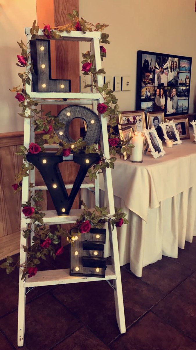 RedBarnWeddings's tweet photo. A little flare in the Foyer ✨ https://t.co/dCEyf6F4f3