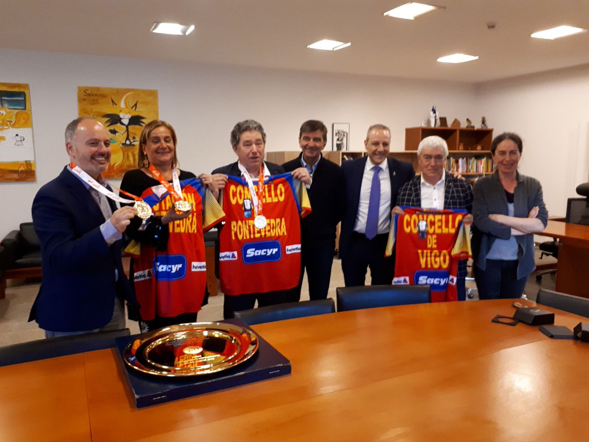 Fgabalonman's tweet photo. Posta en marcha do comité organizador Mundial Júnior Galicia 2019. Federacións (RFEBM, FGBM) e administracións (Deputación Pontevedra, Concello de Vigo, Concello de Pontevedra) testemuñan o seu compromiso e disposición para levar a bo cabo esta importante cita do noso deporte. https://t.co/eO9YkFsbQc