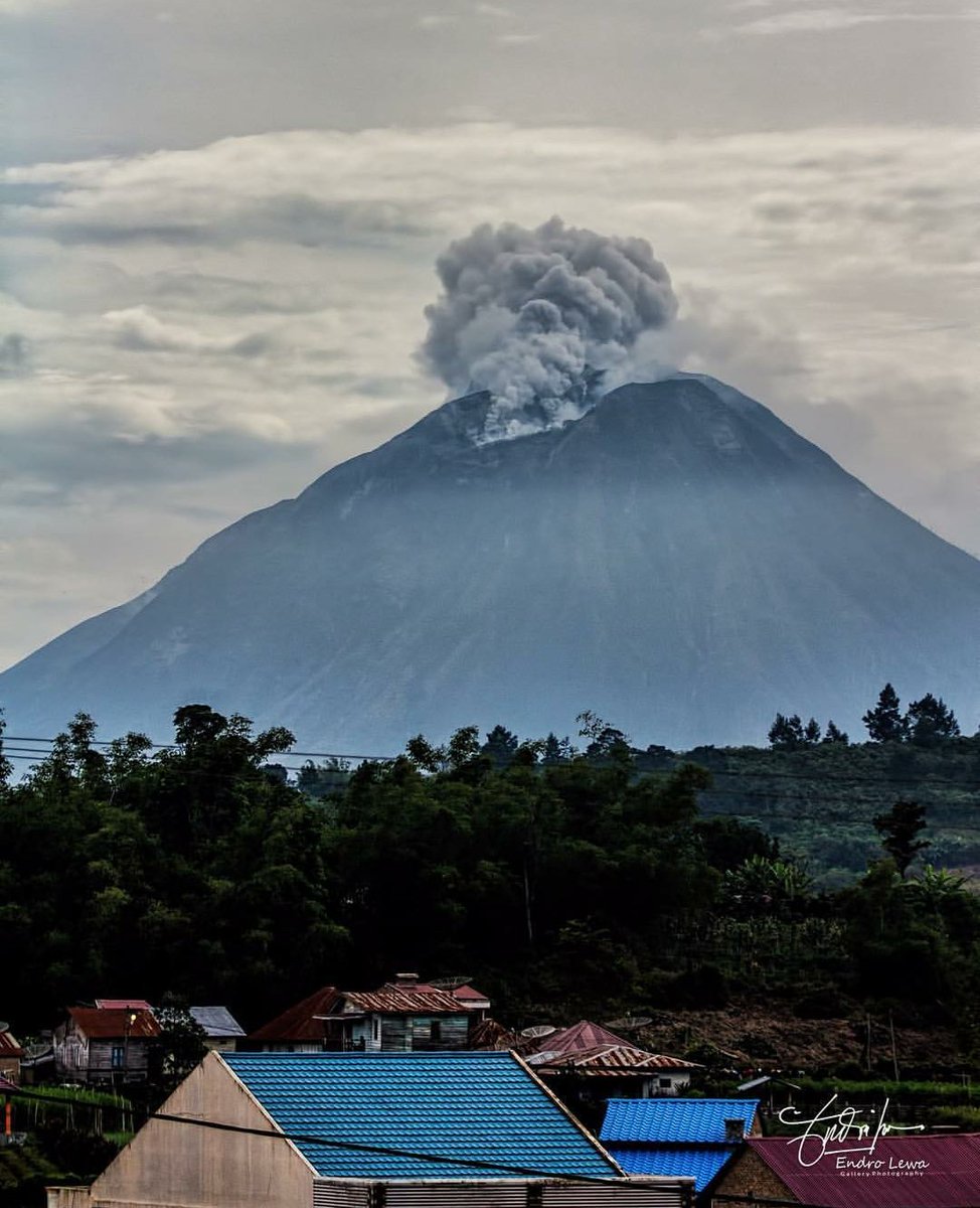 deZabedrosky's tweet photo. Explosión Volcán Monte Sinabung de Sumatra, #Indonesia, el 09.05.2018 por Endro Lewa. #Eruption #Volcano #zabedrosky #Photography #Nature #ElGallery https://t.co/euGcrtLLqy