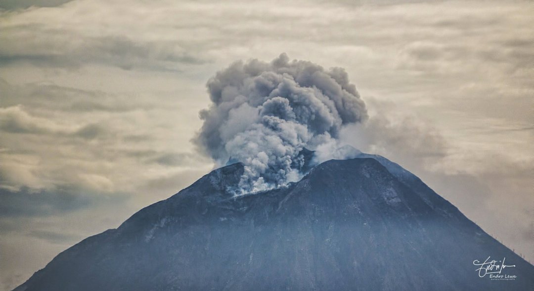 deZabedrosky's tweet photo. Explosión Volcán Monte Sinabung de Sumatra, #Indonesia, el 09.05.2018 por Endro Lewa. #Eruption #Volcano #zabedrosky #Photography #Nature #ElGallery https://t.co/euGcrtLLqy