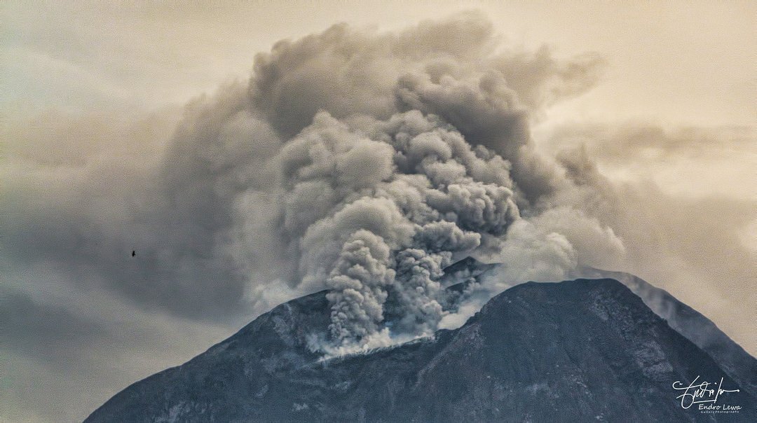 deZabedrosky's tweet photo. Explosión Volcán Monte Sinabung de Sumatra, #Indonesia, el 09.05.2018 por Endro Lewa. #Eruption #Volcano #zabedrosky #Photography #Nature #ElGallery https://t.co/euGcrtLLqy