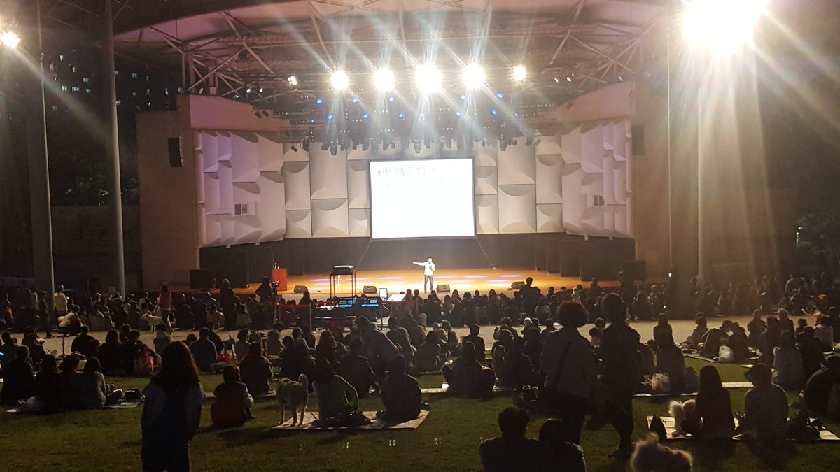 <성남행복아카데미 제8강>
행복아카데미 시작이래 최초로 야외강연을 실시하였습니다.

1,500여 시민들과 1,000여마리의 반려견이 함께하여 더욱 풍성한 강연이 되었습니다.

성남시에서는 앞으로도 시민여러분들께 더욱 유익한 강연 준비하도록 하겠습니다.