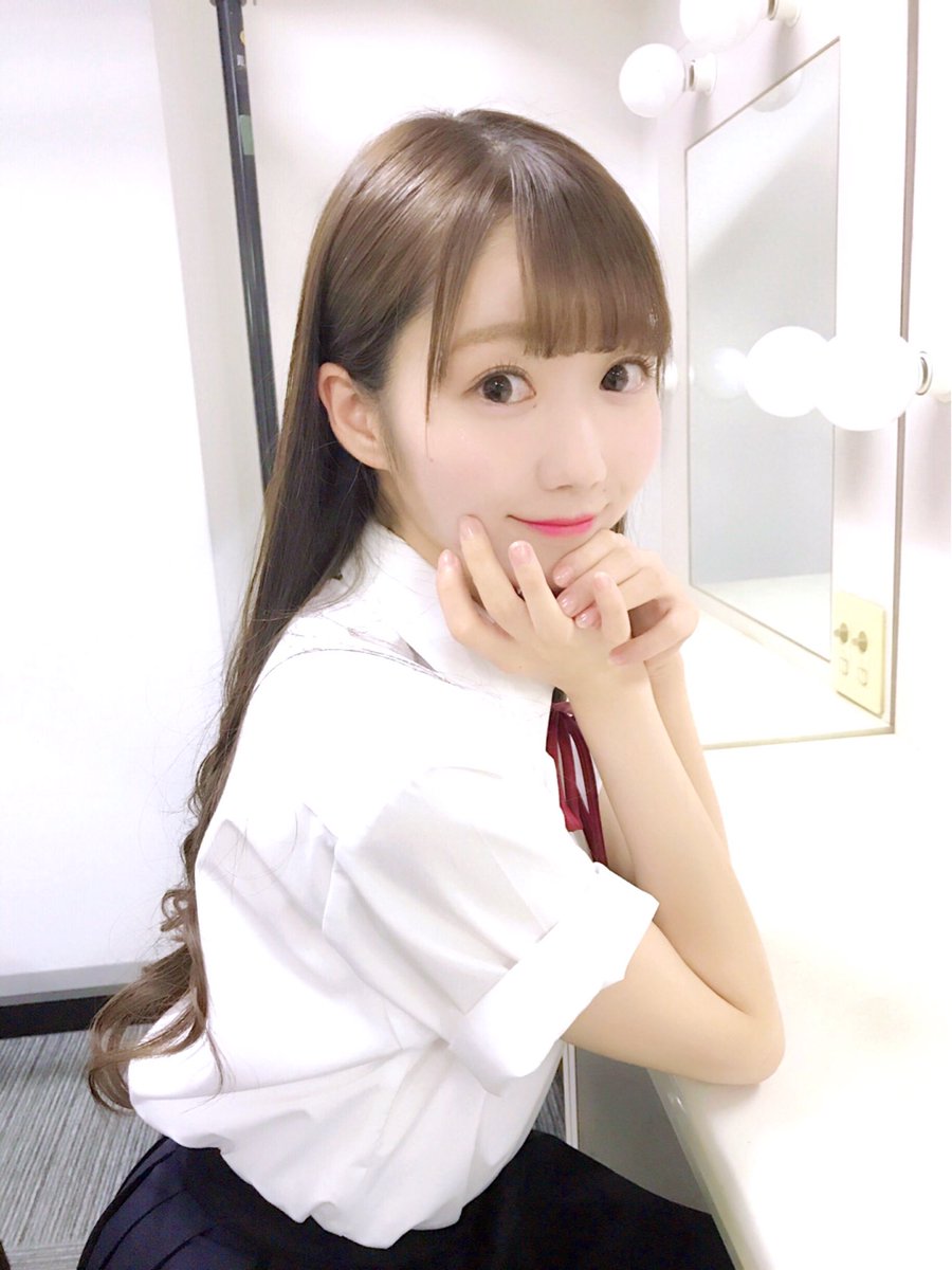 1番初めのアー写のときの 赤リボン制服衣装🙈🌟 懐かしいですね〜(*´ω