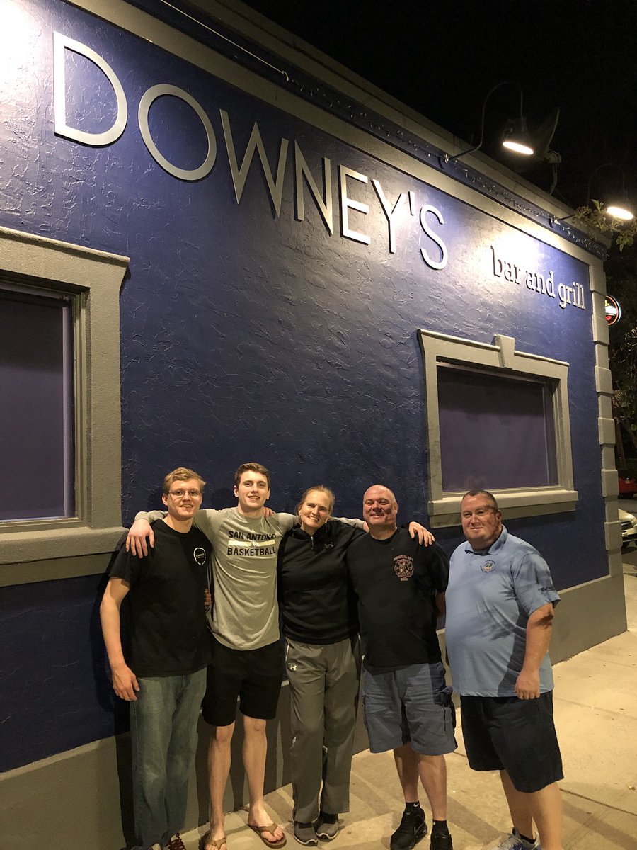 Downeys5790's tweet image. Bunch of celebrities enjoying dinner last night! Thanks @Coachgaitley from @FordhamWBB for stopping by and great to see @jordan_gaitley again! Good work in the kitchen @SchillingGeorge #BattleOfTheBronx #Rams #Ramily #Jaspers
