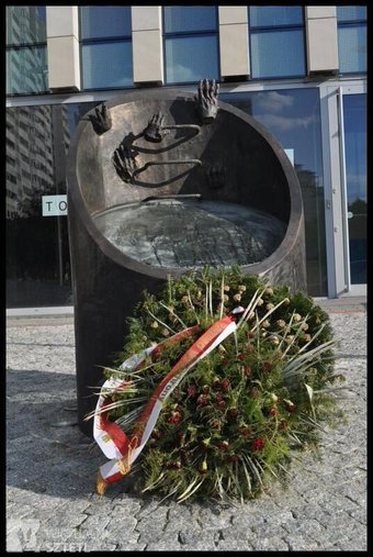 F_ZIHK's tweet photo. 10.05.1943 przez studzienkę kanalizacyjną ewakuowała się grupa bojowników powstania w getcie warszawskim https://t.co/CcKmmq9DR0. #M_Edelman #Prosta51 https://t.co/qoGBpPkSIT