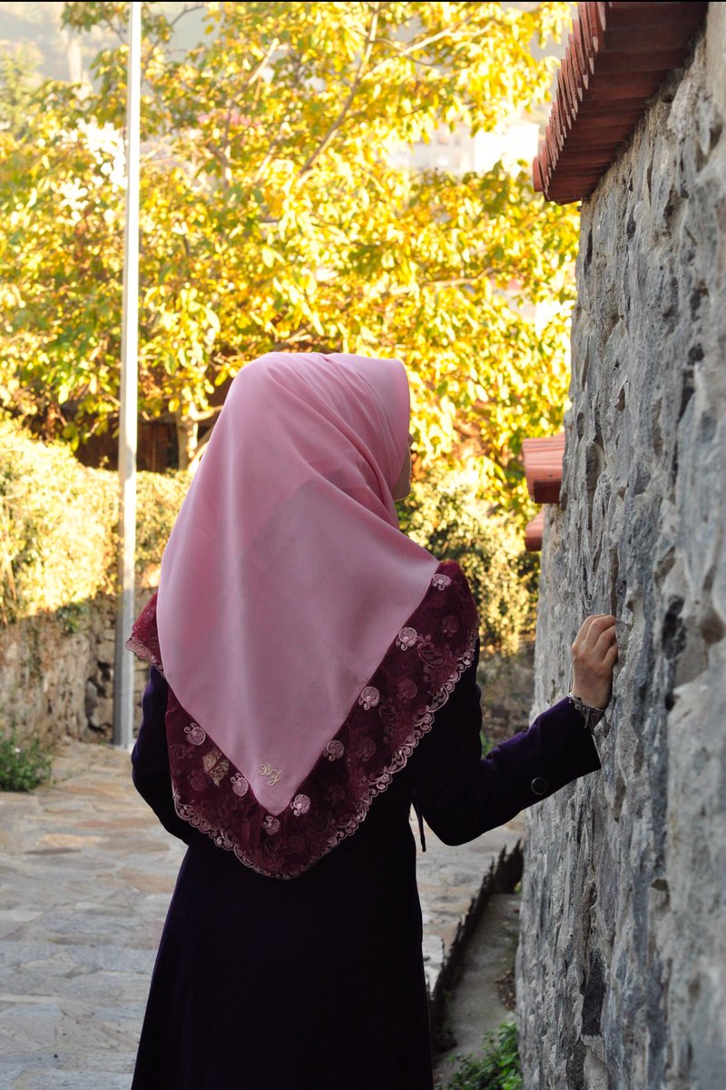 baszadeler's tweet photo. •Baş Zadeler özel seri, dantel detaylı ipek başörtülerinden sadece bir adet üretilmiştir.
• Special design silk scarves with lace detail, only one piece produced.
.
~Her yer Baş Zadeler,
Her şey size özel....
. .

#BaşZadeler #baszadeler #ipekesarp #silkscarf https://t.co/7Erzq68IuX