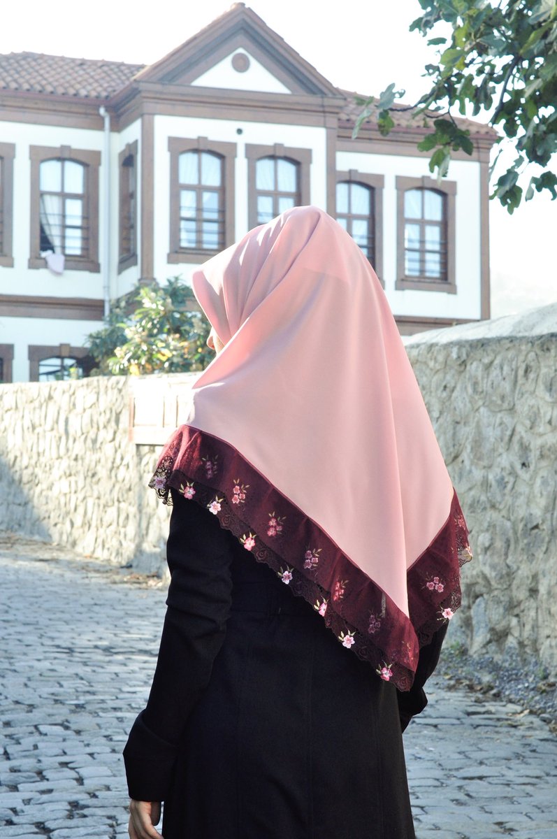 baszadeler's tweet photo. •Baş Zadeler özel seri, dantel detaylı ipek başörtülerinden sadece bir adet üretilmiştir.
• Special design silk scarves with lace detail, only one piece produced.
.
~Her yer Baş Zadeler,
Her şey size özel....
. .

#BaşZadeler #baszadeler #ipekesarp #silkscarf https://t.co/7Erzq68IuX