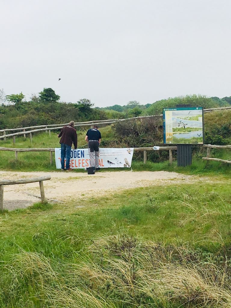 De banner voor het #waddenvogelfestival van aanstaand weekend opgehangen  bij de #geulplas #degeul  #natuurdigitaal #Texel #vogelweek #texelbigday #vogelinformatiecentrumtexel #vogelbescherming #vogelwachtsbb