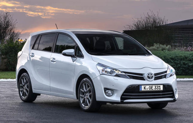 Twitter पर オーツ O Tsu パッソセッテです 大嘘 ってか一応スパシオの後継車なんだよね カローラ ヴァーソ スパシオ とアベンシス ヴァーソ イプサム を統一して ヴァーソ ちなみに5人乗りのヴァーソ Sは日本のラクティス この三列目がどんな感じなのかすご