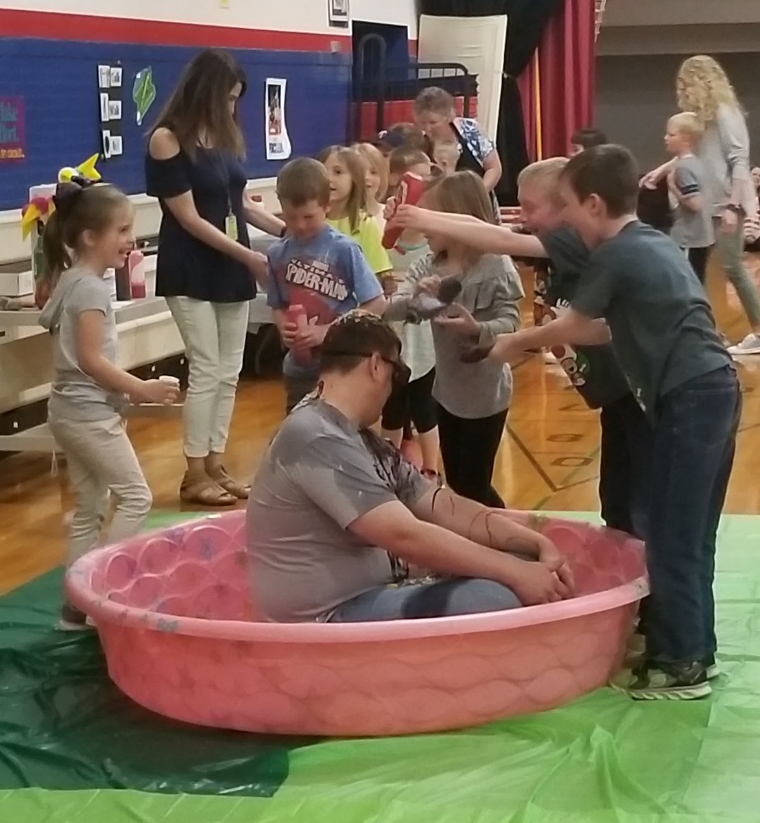 CHARGERSDE's tweet photo. More pictures from the sundae ceremony at DE yesterday. #WeRDC #DasselRocks https://t.co/y1UFQAPYh8