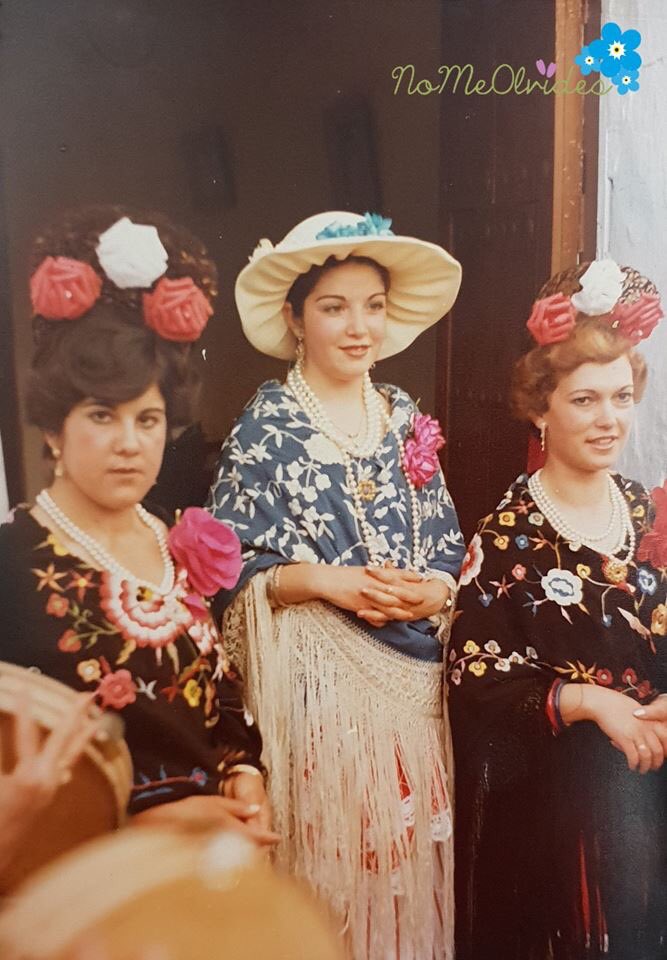 aytoalmonaster's tweet photo. Fátima Romero participa en el proyecto #NOMEOLVIDES con esta foto de su mayordomía en 1979. Preciosa Cruz del Hoyo en nuestra aldea de Las Veredas que se celebrará este fin de semana. Si quieres conocer algunas anécdotas... mañana en https://t.co/2guZBrNVXE #gproyectos https://t.co/63kk7av9rX