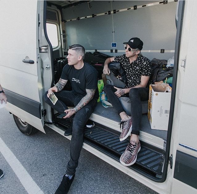 thamesst's tweet image. i still love these boys tho. look at em. being a band and shit. wow.