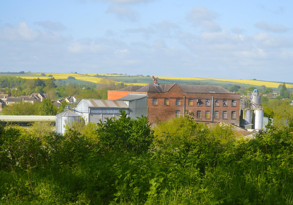 There's a cold breeze today but it's still a lovely day here @FWPMatthews Cotswold Flour  <a href="/OxCots/">OxfordshireCotswolds</a> <a href="/TownOfBurford/">Burford, Cotswolds.</a> <a href="/ExperienceCN/">Experience Chipping Norton</a> #flourpower #millers