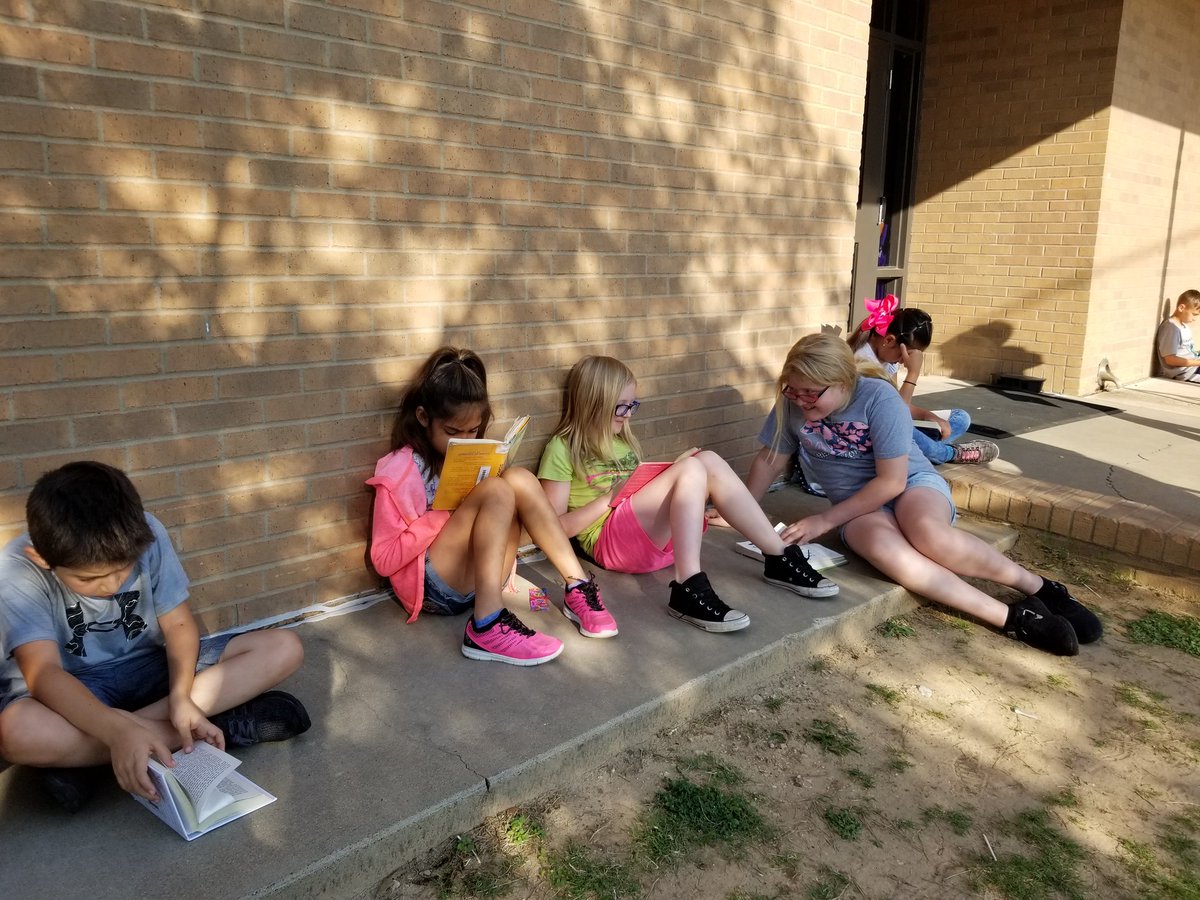 teacherin100's tweet photo. They beg for a little morning outdoor reading! #buildingstamina #coolbreeze #birdschirping https://t.co/h4jb6zUVf4