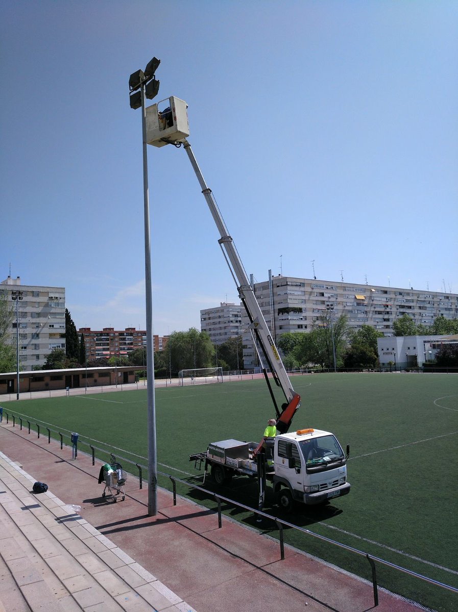 AlcorconDeporte's tweet photo. Hemos repuesto los focos fundidos de los campos de fútbol Alfredo Cenarriaga (Huerta) y reorientado los que se habían movido con el viento. Continuaremos haciéndolo con las demás instalaciones. @AytoAlcorcon @ACDAlcorcon https://t.co/qDA8o4MaDl