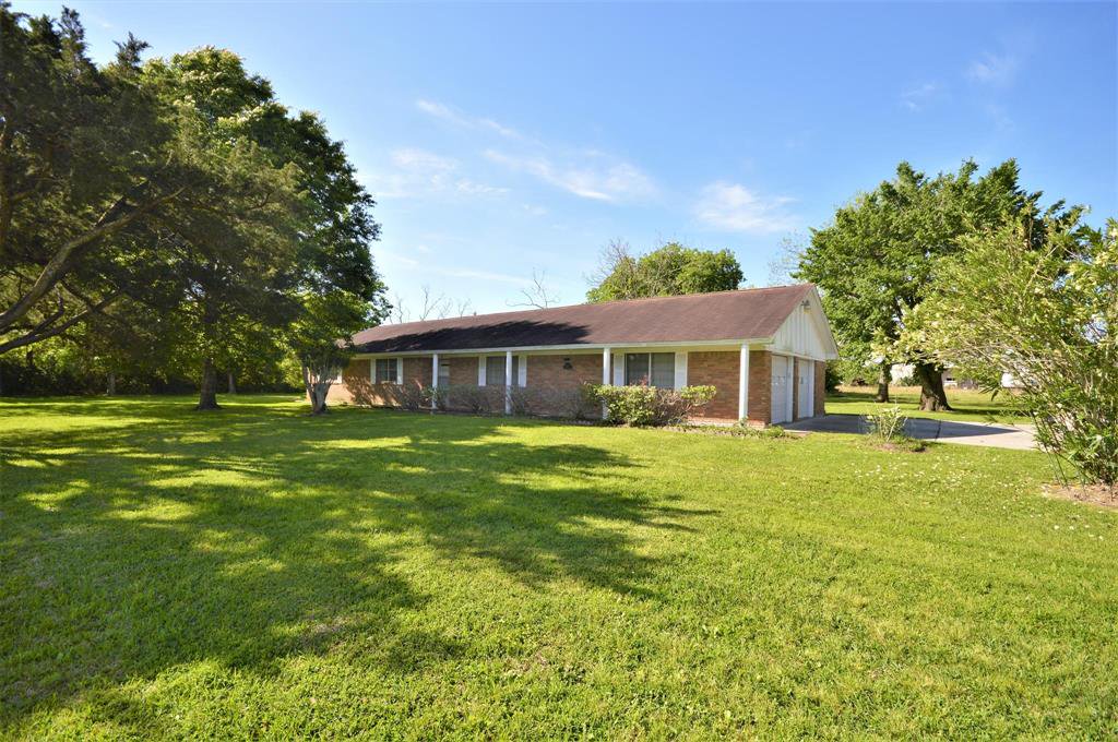 zig_zan's tweet image. 3BHK - Single Family 

Fantastic home in need of a #remodel Home took #water during Harvey This 3 #bedroom with  study could be a 4 #bedroom home on 1 acre of land Home offers a 2 #car attached #garage, covered #porches, and a large #storage barn 

 Visit: goo.gl/cGAFRk